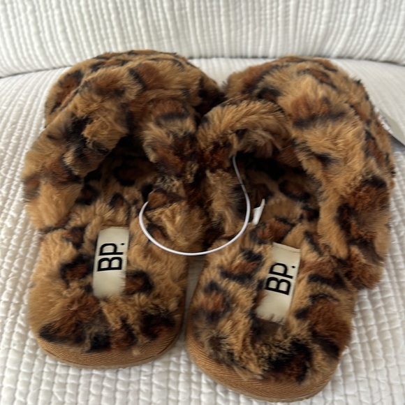 NWT BP Mae Cross Strap Faux Fur Slipper Leopard Medium & Large - Picture 4 of 5